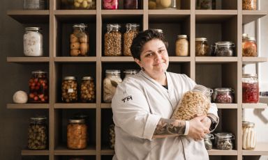 La chef Tina Marcelli, classe 1986, originaria della Valle Aurina, figlia e nipote d’arte. Ora guida la brigata del ristorante Johanns agli Amonti Chalets, a Molini di Tures (Bolzano)
