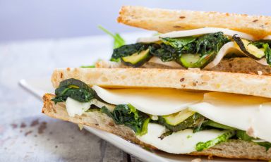 Renato Bosco è uno dei molti chef che partecipano al progetto di un ricettario dedicato ai giovani, con cui promuovere un'alimentazione sana, consapevole, bilanciata e giustamente appetitosa. Oggi anticipiamo la ricetta del toast vegetale che il pizzaiolo veneto ha pensato per l'occasione 
