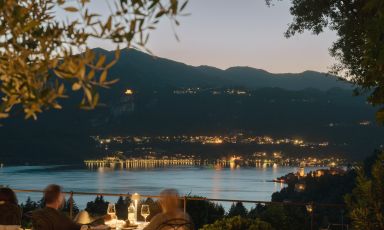 Cena con meravigliosa vista sul Lago d'Orta a La Darbia, ristorante in un borgo vocato all'ospitalità. Domina Orta San Giulio (Novara), in Piemonte, dove ha casa - più in basso verso lo specchio d'acqua - anche il Villa Crespi di Antonino Cannavacciuolo. Foto Tobias Kaser
