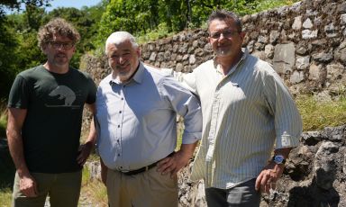 Umberto Bombana, al centro, con suo fratello Claudio, imprenditore appassionato di vino (a destra) ed Enrico Togni

