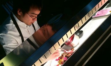 E' protagonista di uno dei debutti più attesi a Milano Yoji Tokuyoshi, ex numero due di Massimo Bottura, che ha aperto il proprio ristorante (via San Calocero 3, tel. +39.02.84254626) nei locali che ospitavano il Wicky's di Wicky Priyan
 