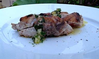 Il Tombarello con erbe dell’orto, salsa verde e limoni sottosale di Alice Delcourt, cuoca dell'Erba Brusca di Milano e tra i protagonisti di "Grande cucina, piccoli piatti", maratona dei rubitt che avrà luogo dalle 12 alle 22 al Dopolavoro Bicocca di Milano. Accanto al pesce azzurro, Alice farà trovare anche una focaccia freschissima e un terzo rubitt: Anguria con quartirolo e menta