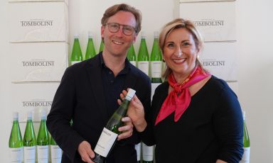 Carlo Paoloni e Fulvia Tombolini con in mano una loro anfora, la bottiglia simbolo delle Marche e del Verdicchio dei Castelli di Jesi
