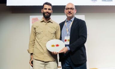 Tommaso Tonioni&nbsp;premiato a&nbsp;Identit&agrave; Milano 2026&nbsp;da&nbsp;Carlo Passera
