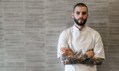 Tommaso Tonioni, romano classe 1989, è dall'autunno scorso chef dell'Achilli Restaurant di Roma. Ha anche vinto recentemente il premio Acqua Panna Award for Connection in Gastronomy nell'ambito di S.Pellegrino Young Chef 2020. Salirà anche sul palco di Identità Golose, domenica 25 ottobre il sala Auditorium, alle 16,10, con il suo maestro Anthony Genovese e altri giovani chef "svezzati" a Il Pagliaccio.

PER ISCRIVERSI A IDENTITÀ GOLOSE 2020, CLICCA QUI E SEGUI LE ISTRUZIONI
