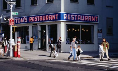 Il Tom's Restaurant è una vera icona di New York. Non solo dà il titolo a una canzone del 1987 di Suzanne Vega (che cambiò leggermente il nome in Tom's Diner). Ma è stato anche per diversi anni uno dei luoghi in cui si svolgeva la popolarissima sit-com Seinfeld, tra le più seguite nella storia della tv americana
