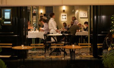 L'ingresso del ristorante Tondo in rue de Cotte 29 a Parigi. Il cuoco sardo Simone Tondo l'ha aperto l'11 giugno 2016, nella stessa sede della Gazzetta di Petter Nilsson, precusore della bistronomie parigina con Iñaki Aizpitarte

