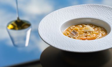 La Minestra di pasta mista con crostacei e pesci di scoglio rappresenta tutto quello che è il pensiero di Gennaro Esposito: una cucina dai bocconi felici, immediati e gustosi, ma con dietro un pensiero stratificato, che non deve però appesantire il risultato finale
