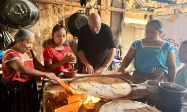 Andres Torres, chef e patron del ristorante Casa Nova a Penedés (Barcellona) con un passato di corrispondente di guerra, ha vinto la nova edizione del Basque Culinary world prize, premio ricevuto a Lima durante il congresso di T'impuy presso la Pontificia università cattolica del Perù. Foto scattata in Guatemala da Rob Blackhurst, durante un programma di aiuto alle popolazioni indigine per la fondazione Global Humanitaria, promossa dallo stesso Torres
