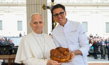 David Fiordigiglio e papa Leone XIV&nbsp;con la torta di rose
