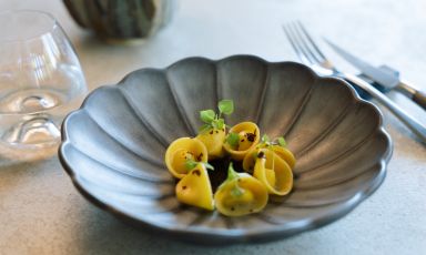 I tortelli ripieni di formaggio inglese dell'azienda agricola Ammano: ottimi, è una delle propooste di Mogano Ritual Lab a Formello (Roma), chef Matteo Faenza
