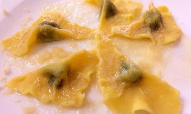 I Tortelli Cremaschi che vengono serviti al Ridottino del patron Carlo Alberto Vailati in pieno centro storico di Crema. Si differenziano da quelli tradizionali per l'aggiunta dell'uovo nell'impasto della pasta, un primo di pasta all'uovo ripiena, un primo dolce che Crema ama contrapporre ai Tortelli di zucca mantovani
