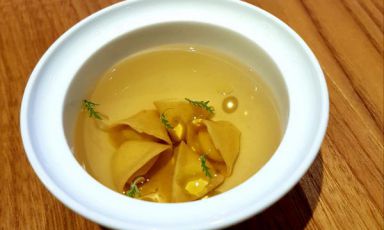 Tortelli di Cappone di Morozzo, il suo infuso e artemisia di Gian Michele Galliano, chef e patron del ristorante Euthalia di Vicoforte (Cuneo)
