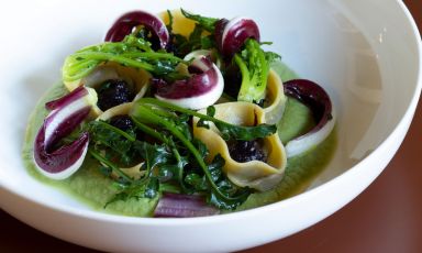 Tortello alle noci, broccolo fiolaro e mostarda di radicchio tardivo di Treviso è il Piatto del 2022 di Federico Sordo e Andrea Tirelli del ristorante Distreat, a Milano. Ph. credits: Carolina Pasargiklian 

