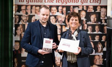 David Toutain on the stage of Eataly Smeraldo received (from Romina Tamburini, president of Surgitalia Spa) the prize for Best Foreign Chef according to the 2015 Identità Golose Guide. After a wide experience, in France and abroad, and a long journey around the world, Toutain returned to Paris to open a restaurant named after him (tel. +33.1.45501110)