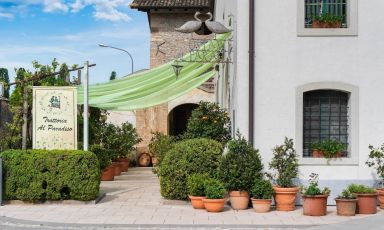 L'ingresso di Al Paradiso, indirizzo prezioso di cucina territoriale autentica nelle campagne di Pocenia (Udine), non lontano da Codroipo
