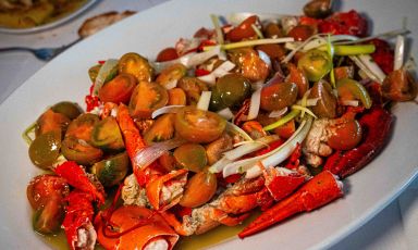 L'iconico Astice alla Catalana della famiglia Ardu alla Trattoria del Pescatore, a Milano
