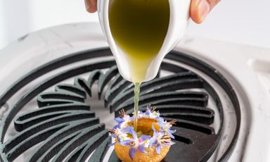 Brodo fresco e piccante (erbe aromatiche, fiori e verdure fresche...) che bagna il Pani puri, un piatto di strada indiano incredibilmente popolare &laquo;che noi reinterpretiamo in chiave innovativa e teatrale&raquo;: &egrave; una delle proposte che celebrano i brodi indiani, di Himanshu Saini al suo Tr&egrave;sind Studio a Dubai
