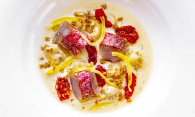 Triglia, zuppetta di mandorle, vongole, limone e bottarga di Martina Caruso al&nbsp;Signum di Salina
