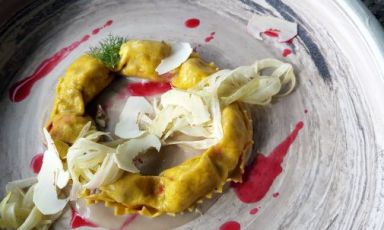Corona di ravioli ripieni di cinturello con castagne, melograno e finocchio: il piatto del 2021 di Paolo Trippini
