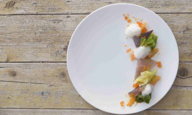Il progetto Cooking Soon vede 8 giovani chef uniti per promuovere e portare nel mondo la nuova cucina calabrese. A firmare l’idea, e a coordinare il team, ci sono Manuela Laiacona, giornalista e videomaker che supporta il gruppo nella comunicazione, e Giovanni Gagliardi, esperto di promozione e marketing territoriale impegnato nella valorizzazione dell’agroalimentare calabrese. Il piatto che proponiamo oggi ci porta nel cuore della Sila in compagnia di Antonio Biafora
