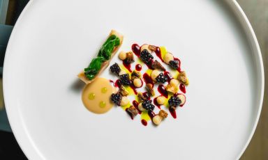 Trota, more, porcini, topinambur: un piatto nuovo, che ben esemplifica la modernità della cucina de La Trota a Rivodutri (Rieti)
