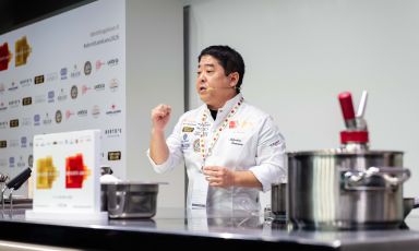 Mitsuharu Tsumura, nato a Lima nel 1981, fotografato da Brambilla/Serrani&nbsp;sul palco di Identit&agrave; Milano 2026

