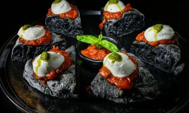 Margherita gourmet black&nbsp;(impasto al carbone vegetale con salsa di pomodoro, pomodorino giallo e rosso, bufala campana e pesto di basilico), ossia la pizza signature della pizzeria - con cocktail bar e cucina -&nbsp;Turonda di Ortisei (Bolzano), in Val Gardena. &Egrave; l'indirizzo del cuore dello chef Simone Cantafio de&nbsp;La St&uuml;a de Michil dell'hotel La Perla
