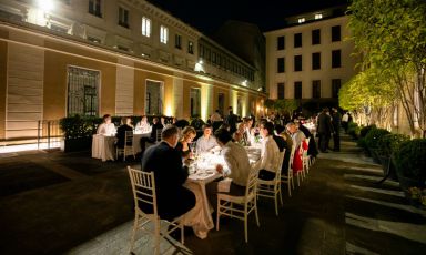 La splendida mise en place che ha trasformato il cortile del Mandarin Oriental, Milan, affacciato su via Andegari, in un'irripetibile&nbsp;dining room
