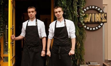 I gemelli russi Sergey e Ivan Berezutskiy, fondatori e chef del ristorante Twins di Mosca, arriveranno a Identità Expo S.Pellegrino per due irripetibili cene. Lunedì 7 e martedì 8 settembre ci proporranno i sapori e le tecniche della nuova cucina russa. Per prenotarsi (il costo è di 75 euro per quattro portate vini compresi) bisogna mandare una mail a expo@magentabureau.it o telefonare al +39 02 62012701