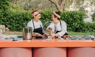 Ida Di Biaggio e Giovanna Musumeci impegnate (e sorridenti) durante gli aperitivi Twist & Ice, nati dalla collaborazione tra aVista-Gusti nomadi e Belmond Grand Hotel Timeo
