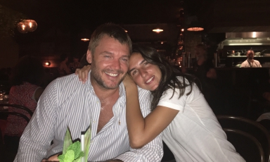 Tyron Simon, 38enne ristoratore australiano di Brisbane, brillante titolare da un paio di anni di un locale sulla Gold Coast e di un secondo, il Longtime, nella capitale del Queensland, terza città australiana per numero di abitanti, due milioni. Nella foto è con Bianca Marchi
