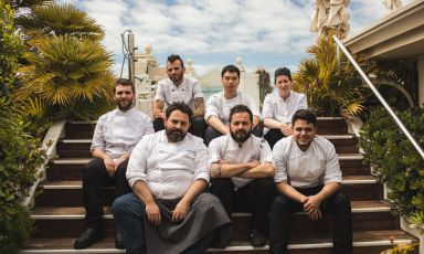 In prima fila a sinistra, Giuseppe Mancino, dal 2004 chef del ristorante Piccolo Principe, al quinto piano dell'hotel Principe di Piemonte di Viareggio (Lucca), condotto prima a una e poi a due stelle Michelin. La foto è di Andrea Moretti

