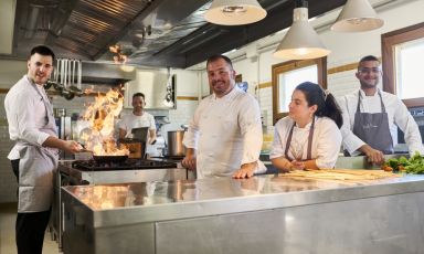 Salvatore Camedda in cucina con la brigata di Ul&igrave;a
