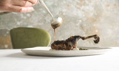 Starna con salsa dolceforte alla brace, resina di pinoli e grano spezzato è il Piatto del 2023 di Andrea Impero, chef del ristorante Elementi Fine Dining al Relais Borgobrufa
