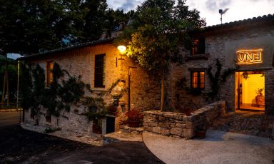 L'esterno del ristorante Une, uno dei più interessanti della provincia di Perugia. Un ex mulino/frantoio è il luogo che ospita la cucina dello chef Giulio Gigli.
