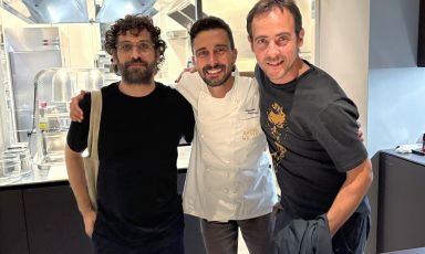 Sorrisi a fine serata: da sinistra Matias Perdomo, l'executive chef di Identità Golose Milano Edoardo Traverso, Simon Press
