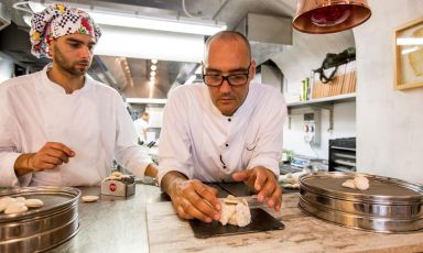 Vegan chef Simone Salvini (here together with Luca Cimini who works with him in the kitchen of the new Lord Bio in Macerata) tells us how after a careful research he has found the right way to make meringues... without eggs. Thanks to legumes’ cooking water
