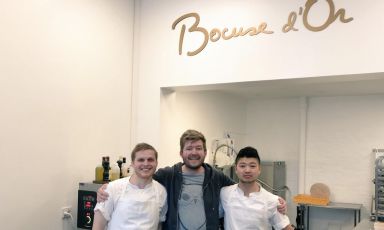 Kenneth Toft-Hansen, in mezzo ai due assistenti che stanno preparando con lui la finale europea del Bocuse d'Or. Il danese viene seguito dal capitano Rasmus Kofoed, chef del Geranium di Copenhagen e vincitore della competizione nel 2011
