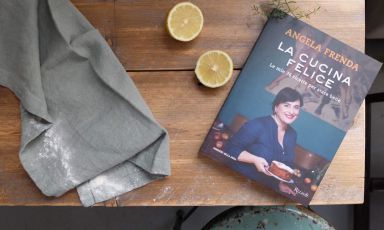Angela Frenda con le videoricette di Racconti di cucina, sul sito del Corriere della Sera, è diventata un volto conosciuto per moltissimi appassionati di cucina. E' la coordinatrice di tutti i contenuti food del quotidiano. Il suo secondo libro "La cucina felice" è edito da Rizzoli (254 pagine, €16.90. Fino al 15 novembre in abbinamento al Corriere a €12.90)
