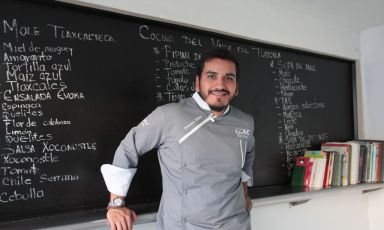 Francisco Molina, chef e patron di Evoka., che si trova ad Apizaco, nella regione di Tlaxcala. L'interpretazione che offre della tradizione gastronomica della sua terra è estremamente attuale, creativa, impeccabile anche esteticamente
