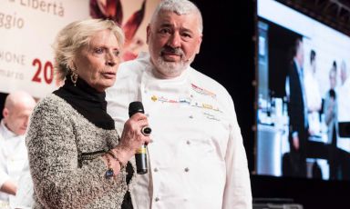 Renata Fugazzi e Umberto Bombana. Lo chef tristellato a Hong Kong è stato omaggiato a Identità Milano
