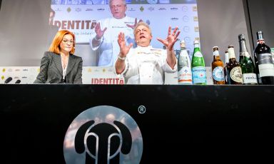 Davide Scabin, sempre avanti (anche sulla pasta). Qui sul palco di Identità di Pasta, appunto, con Eleonora Cozzella (foto Brambilla-Serrani)
