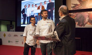Carlo Cracco tra Luca Sacchi e Paolo Marchi sul palco di Identità Golose 2017
