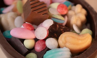 Dolci sorprese nell'uovo di cioccolato firmato Romanengo, uno scrigno di fondant, confetti, ginevrine e cioccolatini
