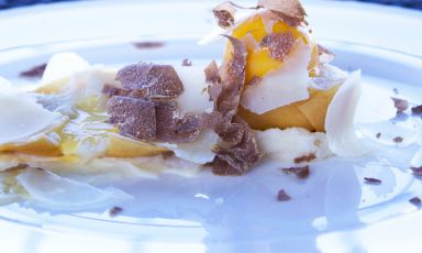 Uovo, tartufo, cardi gobbi, parmigiano&nbsp;di Federico Gallo, chef della&nbsp;Locanda del Pilone&nbsp;in localit&agrave; Madonna di Como ad&nbsp;Alba (Cuneo)
