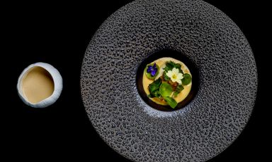 Cappasanta scottata su carbonara di corallo, erbe amare e ricci di mare è il Piatto del 2022 di Valentino Cassanelli, del ristorante Lux Lucis del Principe Forte dei Marmi, il boutique hotel 5 stelle Lusso a Forte dei Marmi (Lucca)
