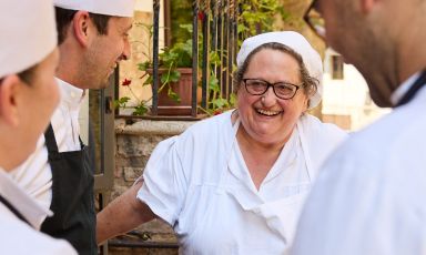 Valeria Piccini con la sua brigata al Da Caino, il ristorante aperto dai suoceri nel 1971, in Maremma. Lei vi lavora da quando ha sposato Maurizio Menichetti, nel 1978
