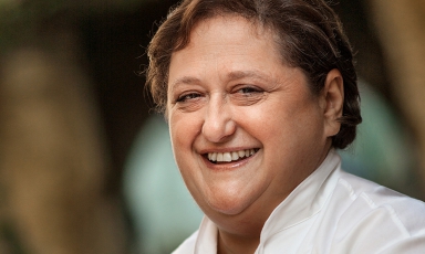 Valeria Piccini, chef del ristorante Da Caino a Montemerano (Grosseto), 2 stelle Michelin dal 1999. LA cuoca cucinerà a Identità Golose Milano da mercoledì 30 gennaio a sabato 2 febbraio. 75 euro a testa, vini inclusi. Prenotazioni online
