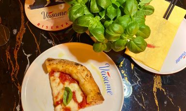 La Regina Margherita (con pomodoro San Marzano Dop, fior di latte dei Monti Lattari, basilico di Albenga) abbinata al cocktail Vasil: è una delle proposte della Vàsame pizza&cocktail di Sorrento
